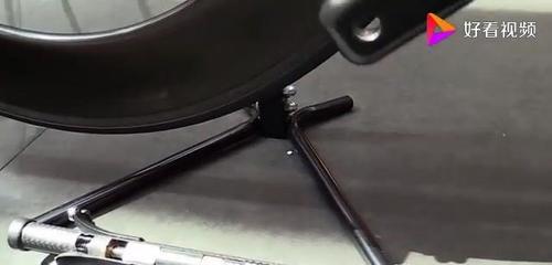 这台自行车没有链条,靠轴传动,可几乎消除一切滑动摩擦